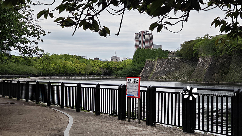 大阪城公园是大阪市中央区的大型绿地公园与历史遗址，天守阁巍峨壮观，园内四季如画，古迹众多，交通也十分图片素材