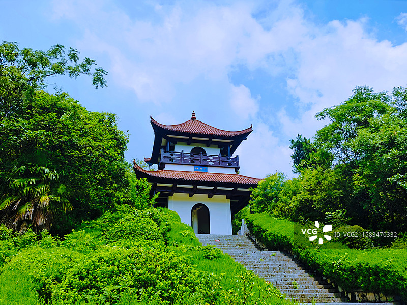 《翠影藏楼阁，清辉落石阶》拍摄于安徽省巢湖市紫微洞景区。图片素材