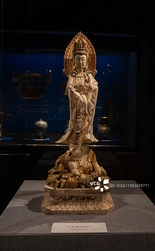 深圳龙岗文博展览馆展示的20世纪80年代牛骨雕刻观音图片素材