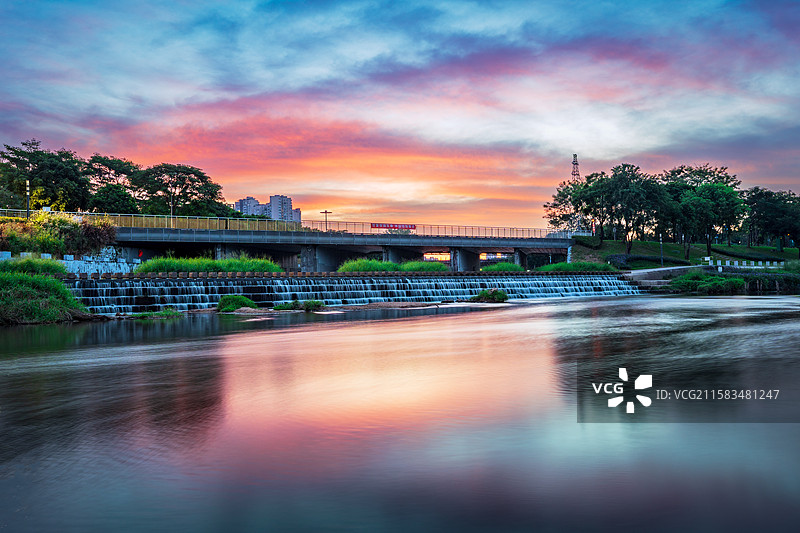 深圳市光明区茅洲河日出火烧云图片素材