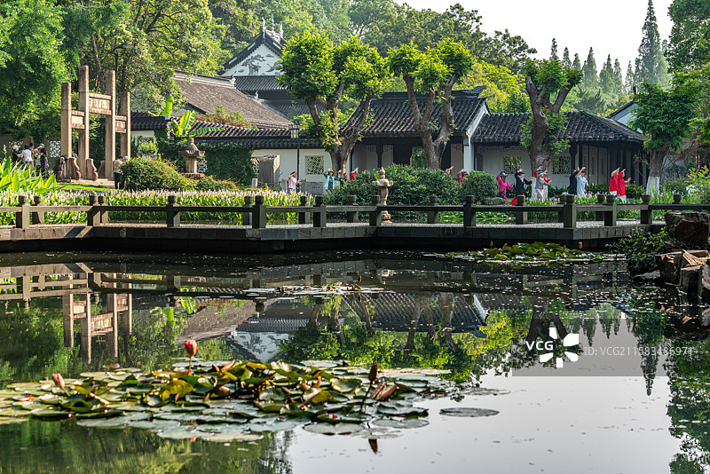 江苏苏州昆山亭林园夏日自然景观玉峰牌坊建筑池塘倒影图片素材