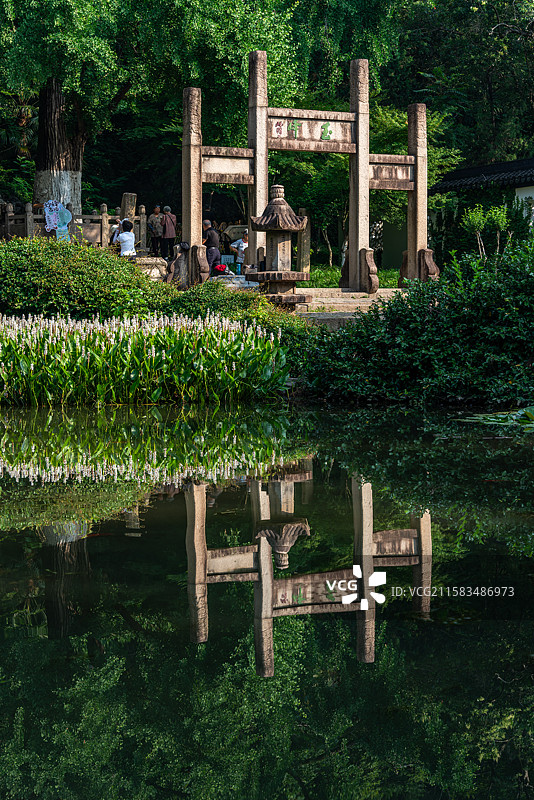 江苏苏州昆山亭林园夏日自然景观玉峰牌坊建筑池塘倒影图片素材
