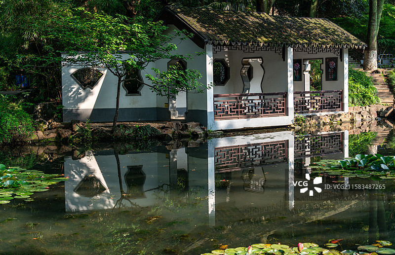 江苏苏州昆山亭林园夏日自然景观玉峰牌坊建筑池塘倒影图片素材