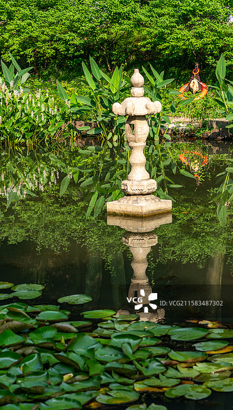 江苏苏州昆山亭林园夏日自然景观玉峰牌坊建筑池塘倒影图片素材