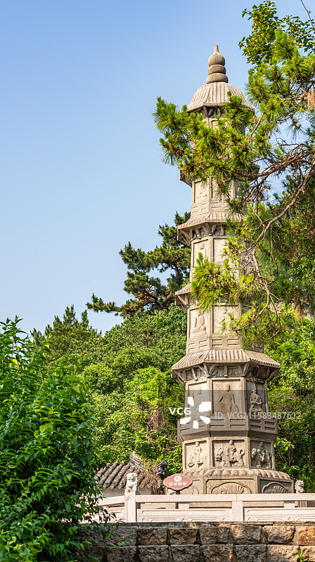 夏日清晨蓝天绿树背景中的苏州昆山亭林园玉峰山玉峰塔妙峰塔建筑景观图片素材
