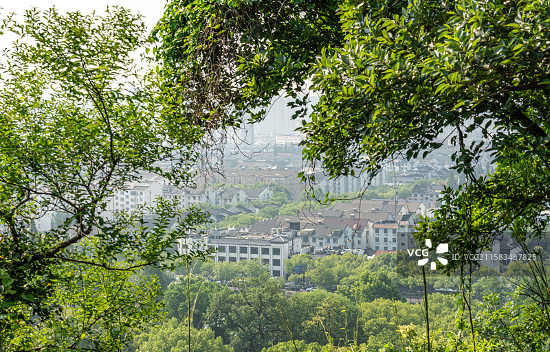 夏天清晨亭林园玉峰山绿意盎然背景中的苏州昆山城市建筑景观图片素材