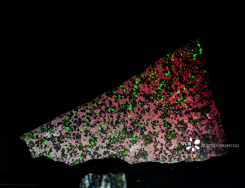 陈列在中国地质大学逸夫博物馆的会发光的矿石图片素材