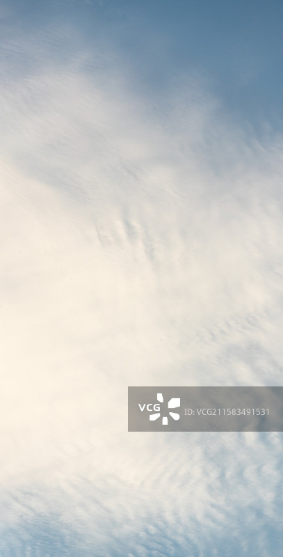 日出时多云天空的低角度视图图片素材