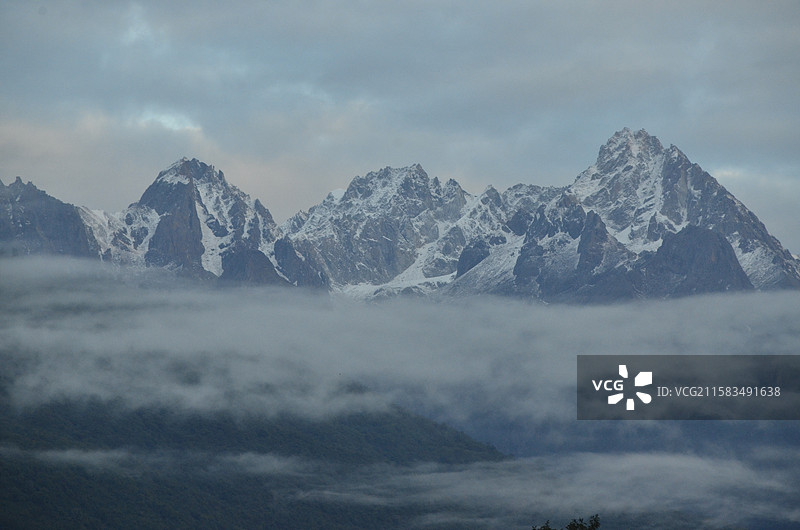 从磨西镇眺望贡嘎雪山图片素材