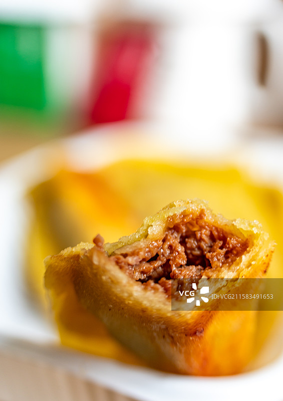 中国传统美食小吃牛肉锅贴特写镜头.牛肉锅贴煎饺的不同之处图片素材