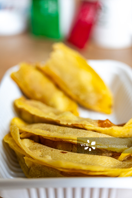 中国传统美食小吃牛肉锅贴特写镜头.牛肉锅贴煎饺的不同之处图片素材