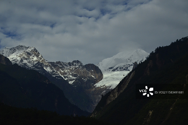从磨西镇眺望贡嘎雪山图片素材