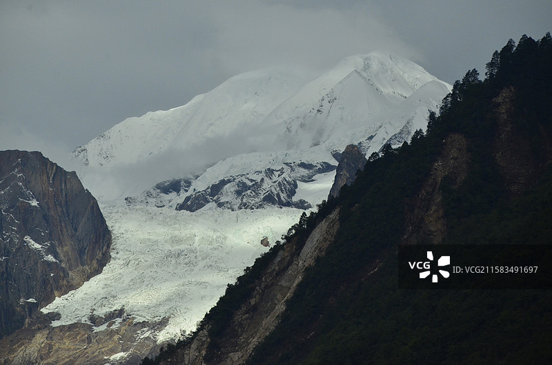 从磨西镇眺望贡嘎雪山图片素材