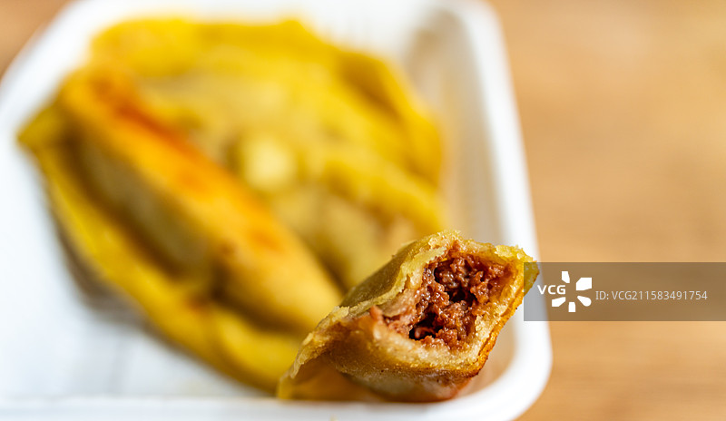 中国传统美食小吃牛肉锅贴特写镜头.牛肉锅贴煎饺的不同之处图片素材