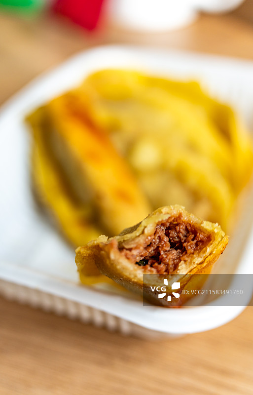 中国传统美食小吃牛肉锅贴特写镜头.牛肉锅贴煎饺的不同之处图片素材