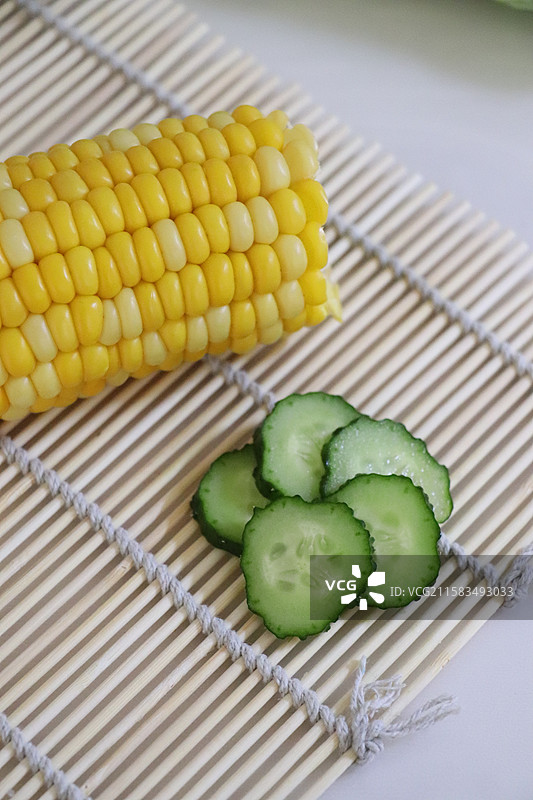 桌上盘子里的蔬菜特写镜头图片素材