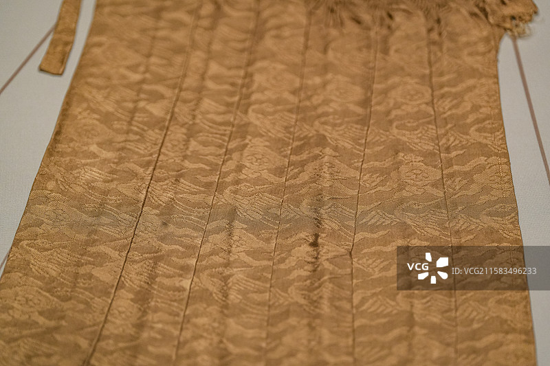 明嘉靖 云鹤纹绸折褶大袖袍残片 嘉兴博物馆 梅里云裳 明代李氏服饰展图片素材