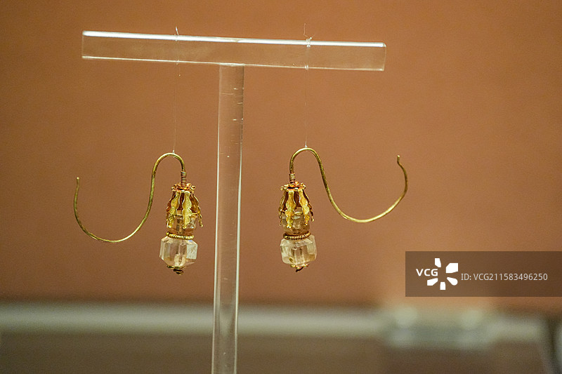 明万历 金嵌水晶葫芦形耳环 嘉兴博物馆 梅里云裳 明代李氏服饰展图片素材