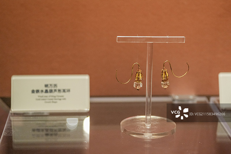 明万历 金嵌水晶葫芦形耳环 嘉兴博物馆 梅里云裳 明代李氏服饰展图片素材