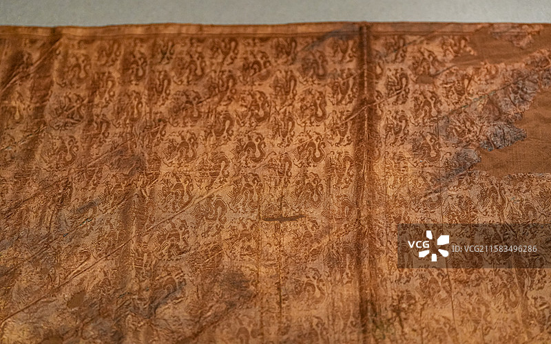 明万历 张海泉记百龙纹缎巾 嘉兴博物馆 梅里云裳 明代李氏服饰展图片素材