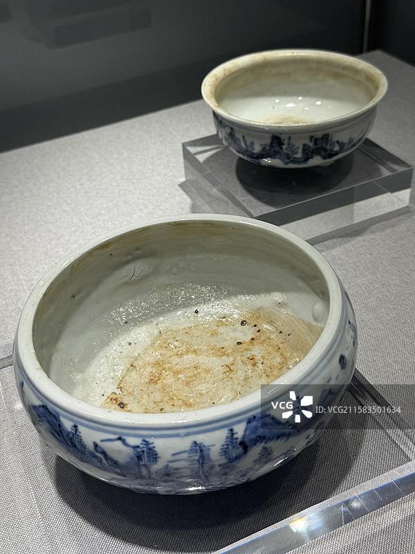 中华艺术宫德化白瓷展览万象本色清德化窑青花山水纹三足炉图片素材