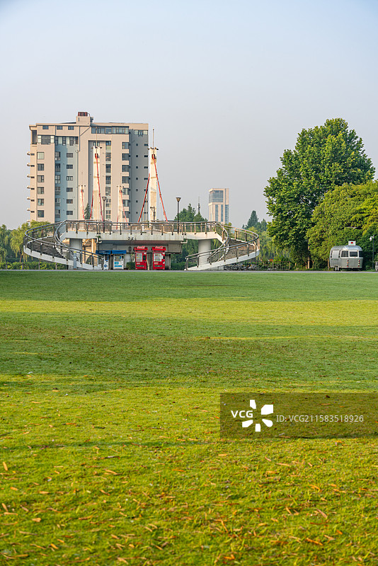 蓝天下的上海汽车博览公园绿地草坪图片素材