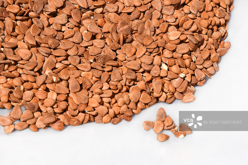 一堆大颗粒桃仁图片素材