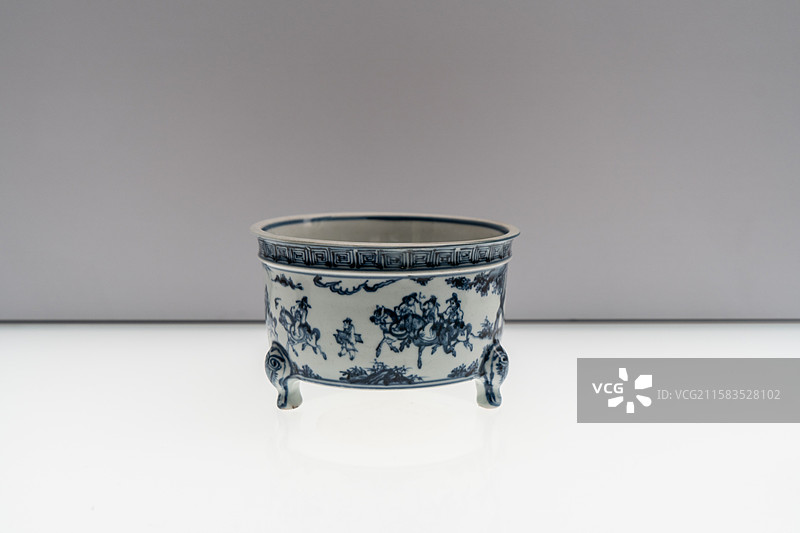 上海博物馆东馆展出的明清五彩龙纹、青花、斗彩等陶瓷器（含罐、盘、瓶、炉等 ），时期多为明、清图片素材