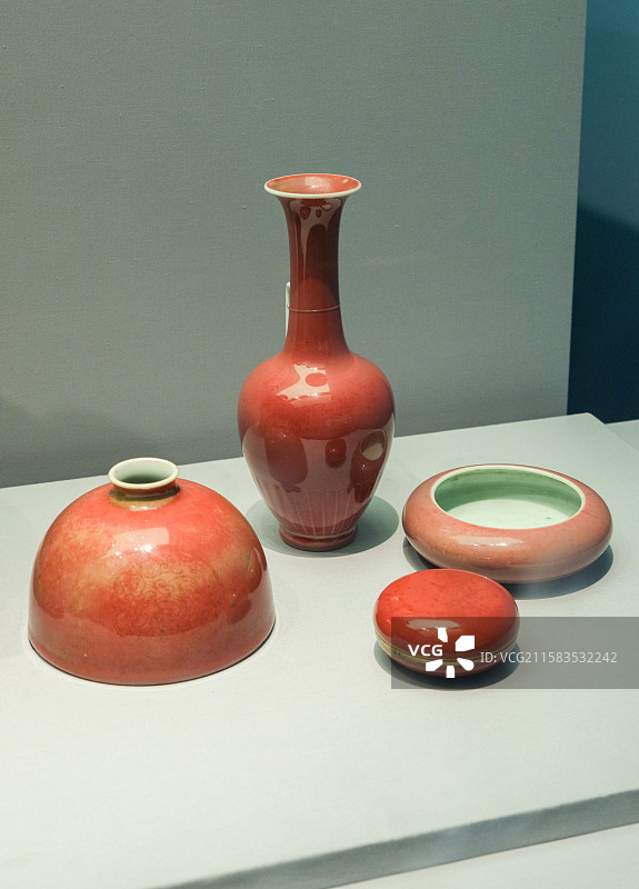 豇豆红釉洗、印盒、太白尊、锯瓣瓶 清·康熙 中国国家博物馆“中国古代瓷器展”图片素材