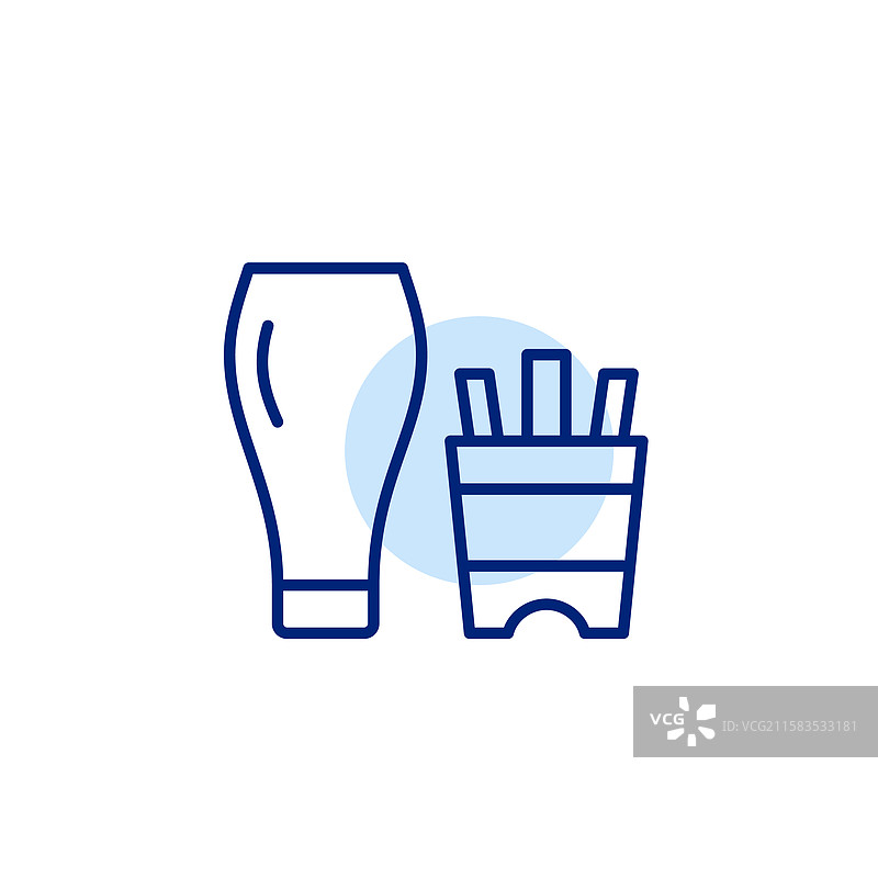 生啤酒杯和法式薯条的酒吧图片素材