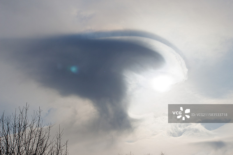 阳光透过云层的低角度视图，冬季户外风光，自然天气天空云层阳光太阳，逆光炫光形态图片素材