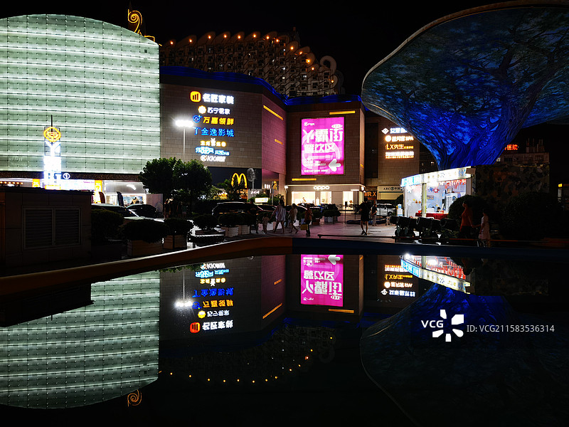 夜幕下的宝龙城市广场图片素材