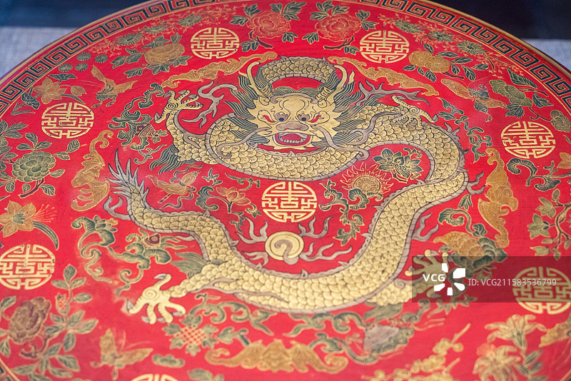 清代道光时期彩漆描金团龙卍寿盒图片素材