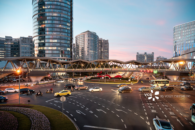 上海普陀区中环城市快速路环形天桥近铁城市广场绿洲中环中心十字路口交通枢纽道路路面马路柏油路车流夜景图片素材