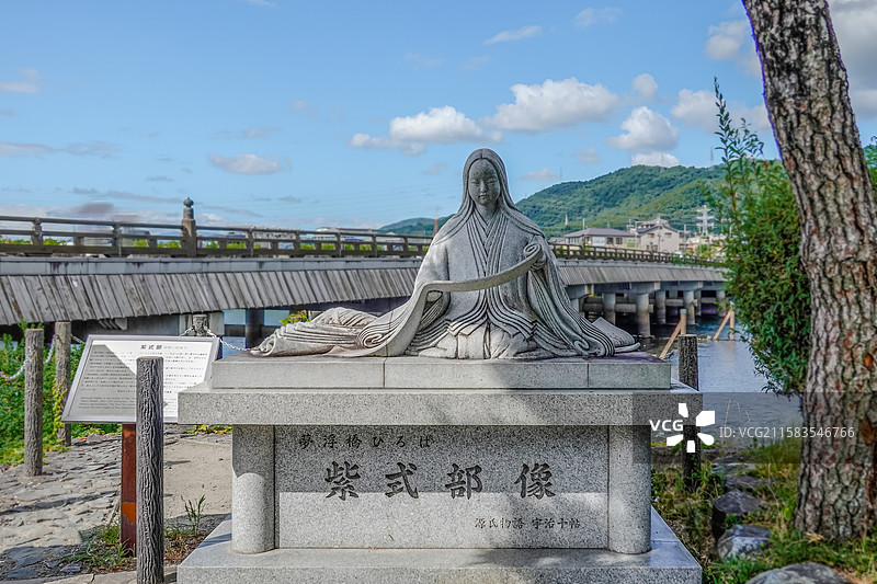 日本宇治紫式部像，宇治川，源氏物语图片素材