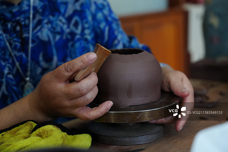 宜兴紫砂壶制作工艺 修坯图片素材