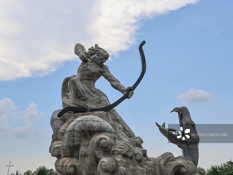 岳阳巴陵广场后羿斩巴蛇雕像图片素材