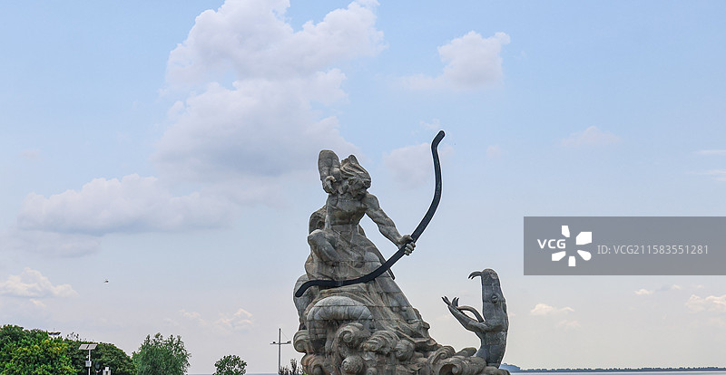 岳阳巴陵广场后羿斩巴蛇雕像图片素材