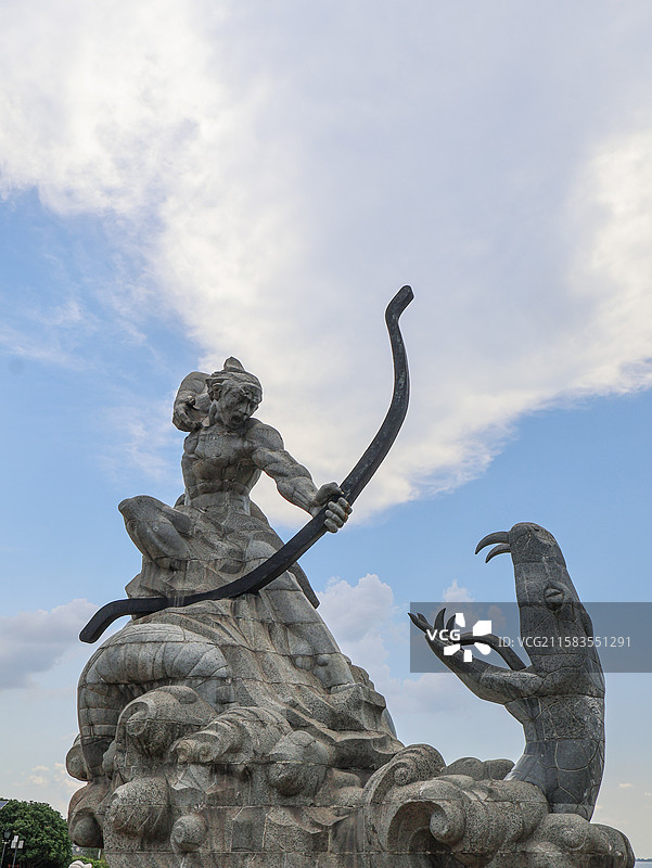 岳阳巴陵广场后羿斩巴蛇雕像图片素材