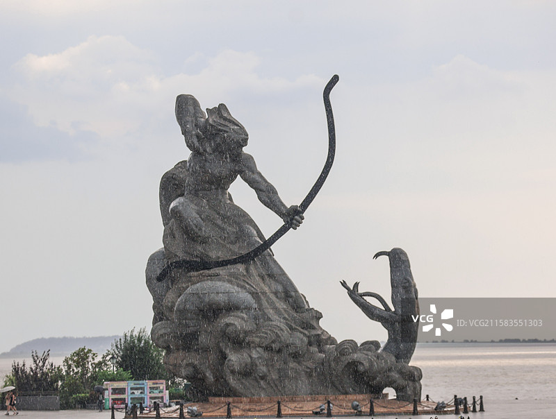 岳阳巴陵广场后羿斩巴蛇雕像图片素材