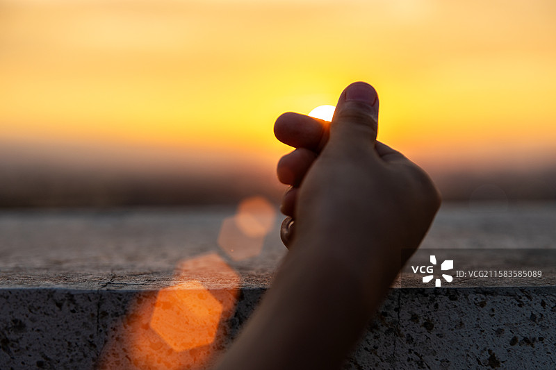 儿童的手向着阳光比爱心图片素材