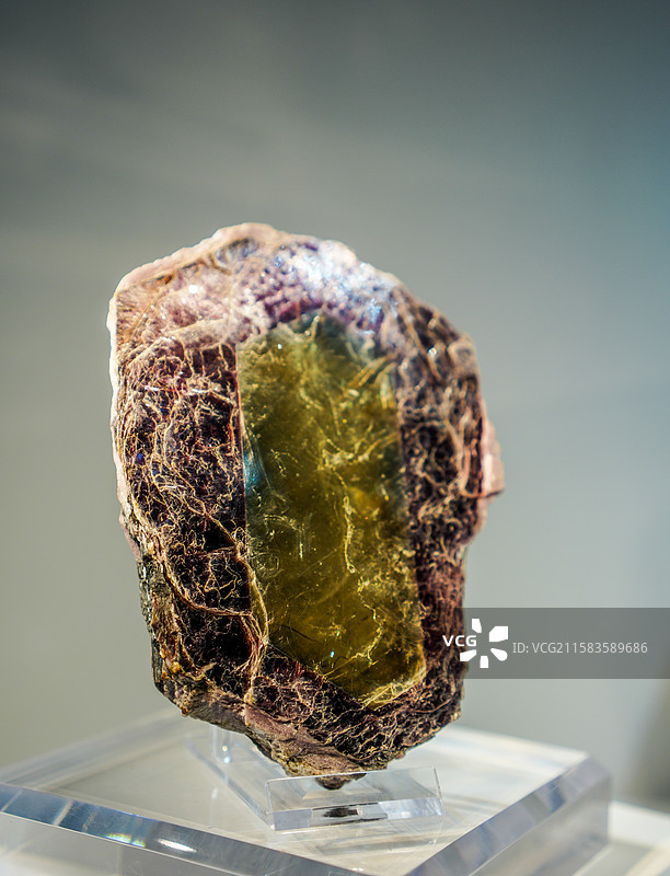 陈列在中国地质大学逸夫博物馆的白云母+锂云母图片素材