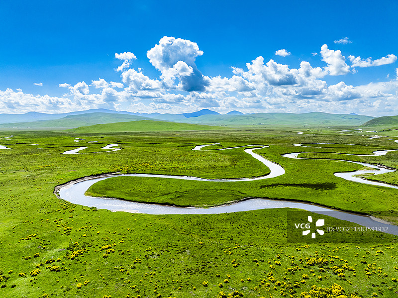 蓝天白云下的草原湿地图片素材