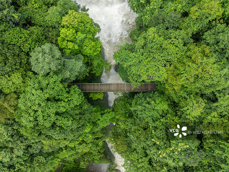 贵州贵阳开阳县香火岩吊桥瀑布航拍风景图片素材