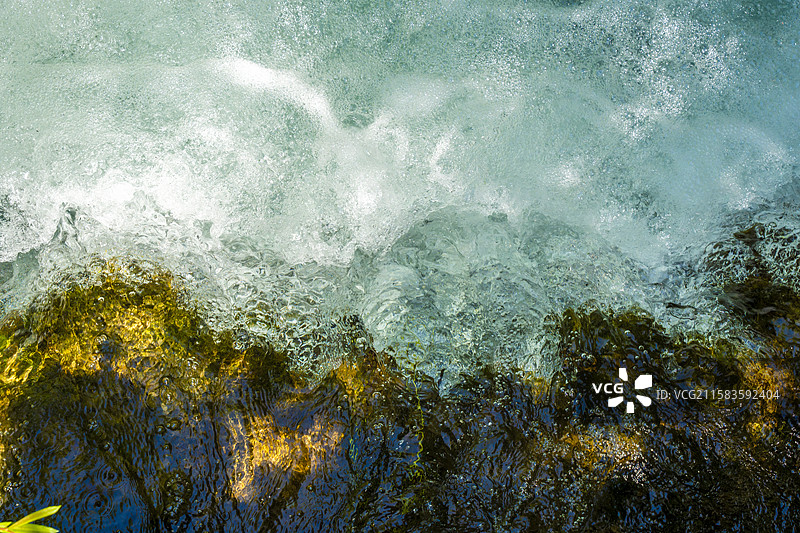 清澈的瀑布图片素材