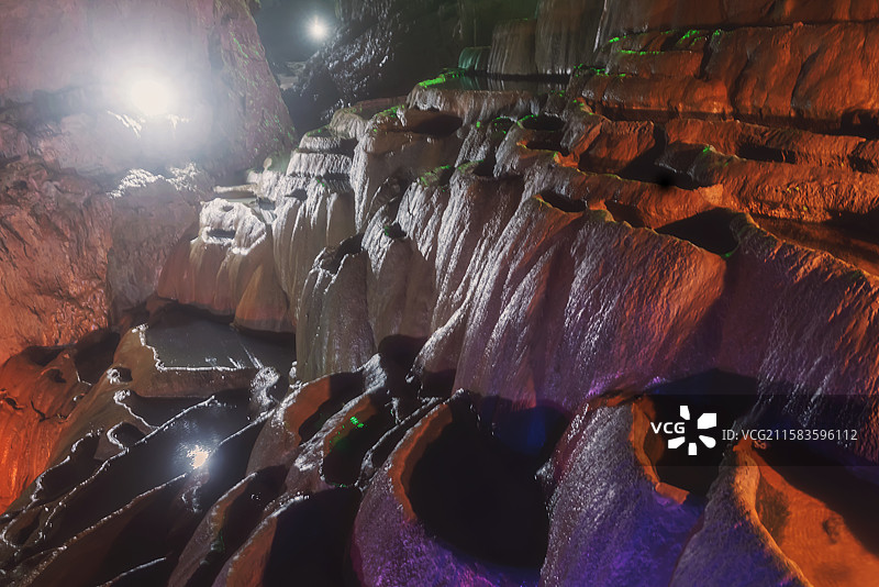 昆明宜良县九乡地下溶洞里的钙化池景观图片素材