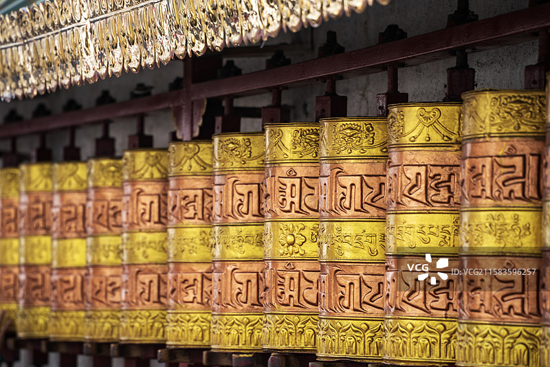 拉萨八廓街的转经筒图片素材