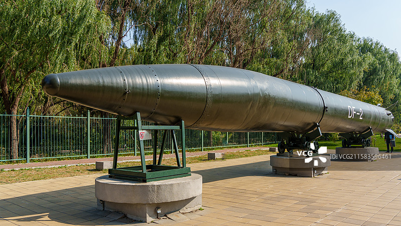近距离观看哈尔滨工业大学内露天展出的东风2型导弹图片素材