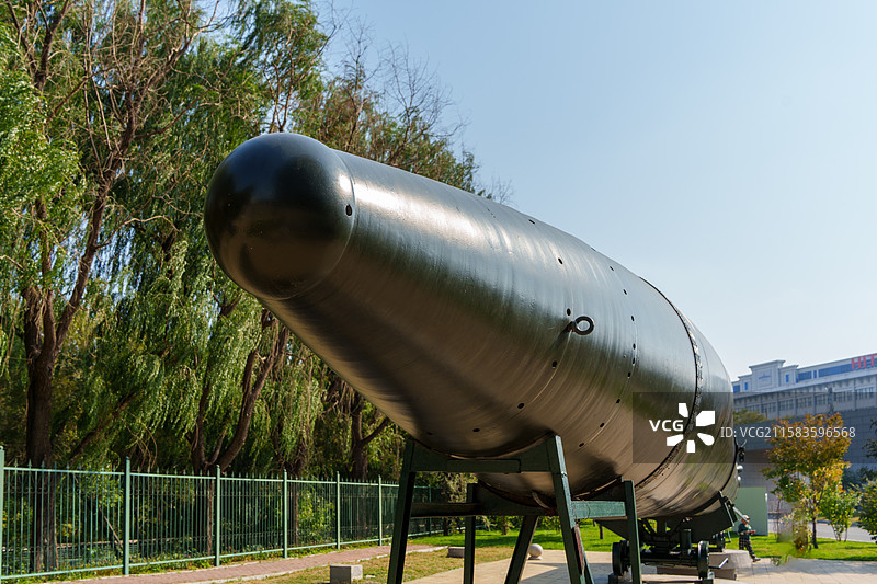 近距离观看哈尔滨工业大学内展出的东风2型导弹弹头图片素材