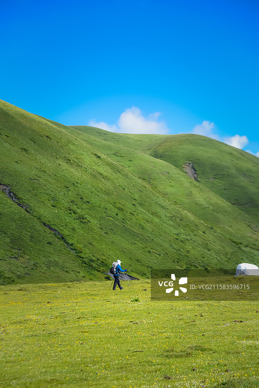 川西高原山水户外徒步背包旅行图片素材